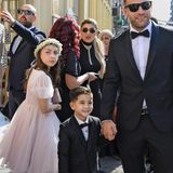 Neapel, Kampanien, Italien, Straßenszene mit Gästen einer Erstkommunionsfeier vor der Kirche