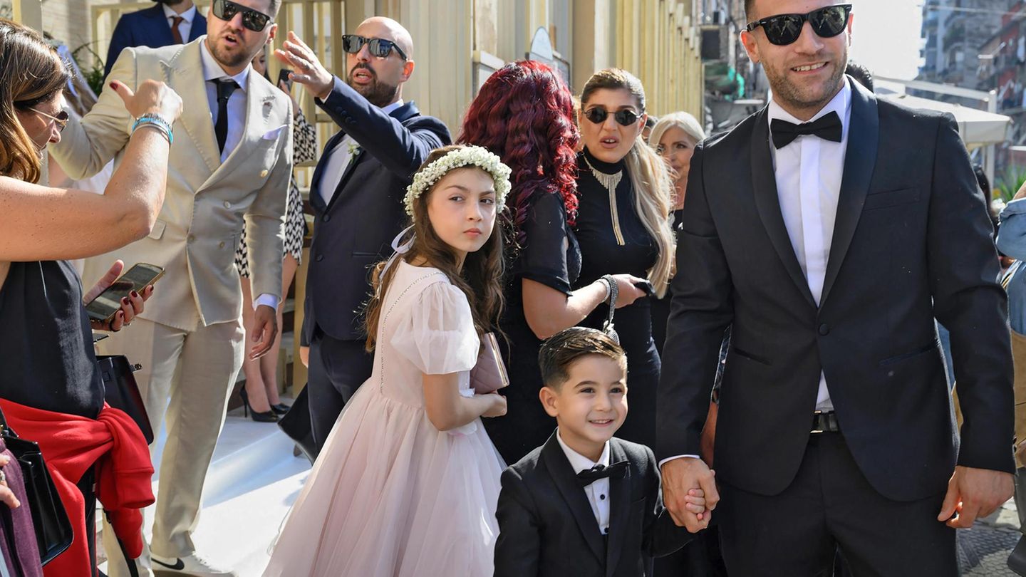 Neapel, Kampanien, Italien, Straßenszene mit Gästen einer Erstkommunionsfeier vor der Kirche