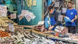 Fischhändler beim Zerlegen eines Schwertfisches auf dem historischen Pignasecca Fischmarkt in Neapel