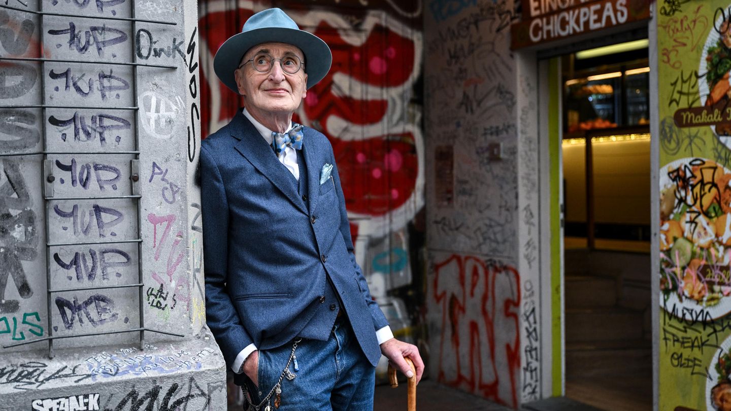 Techno Themenbild: Günther Krabbenhöft lehnt an urbaner Wand voller Graffiti