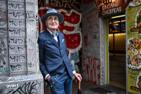Techno Themenbild: Günther Krabbenhöft lehnt an urbaner Wand voller Graffiti