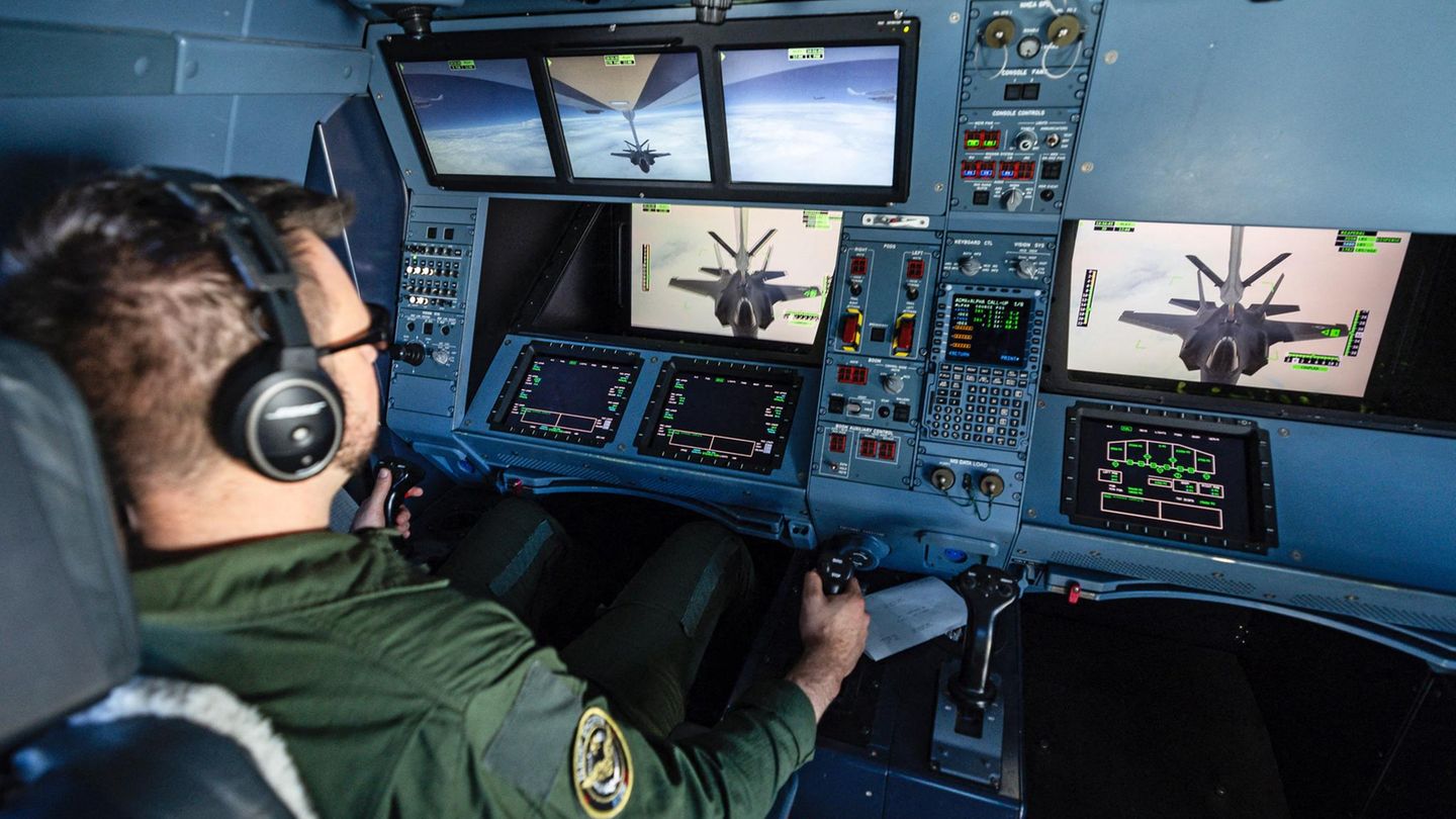 Bundeswehr: Ein US-Kampfjet vom Typ F-35 (auf dem Bildschirm) wird im Flug betankt