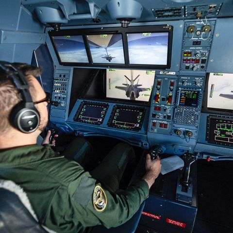 Bundeswehr: Ein US-Kampfjet vom Typ F-35 (auf dem Bildschirm) wird im Flug betankt