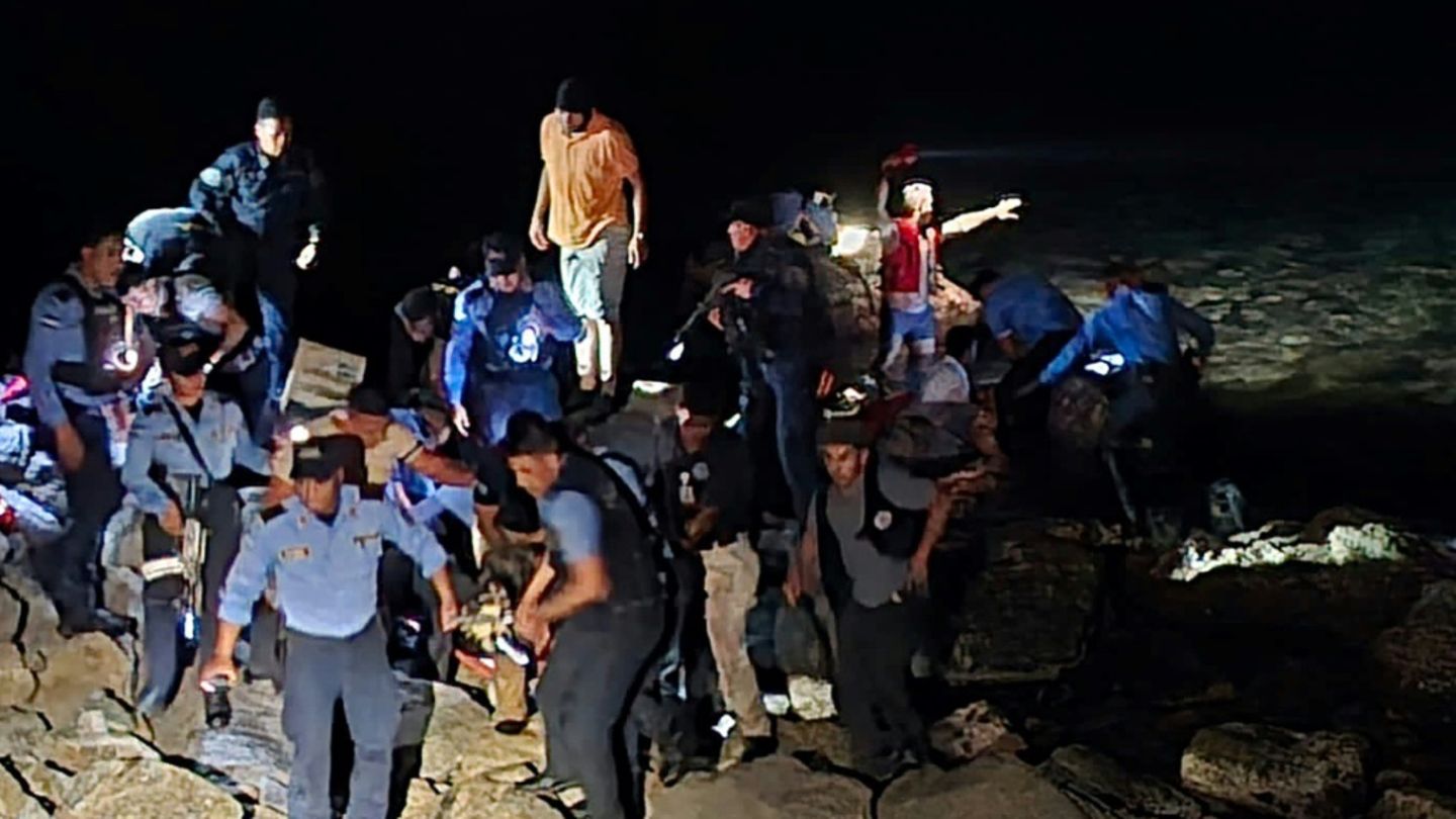 Rettungshelfer an der Unglücksstelle in Roatán