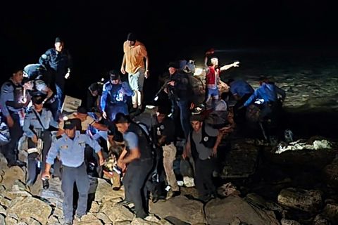 Rettungshelfer an der Unglücksstelle in Roatán