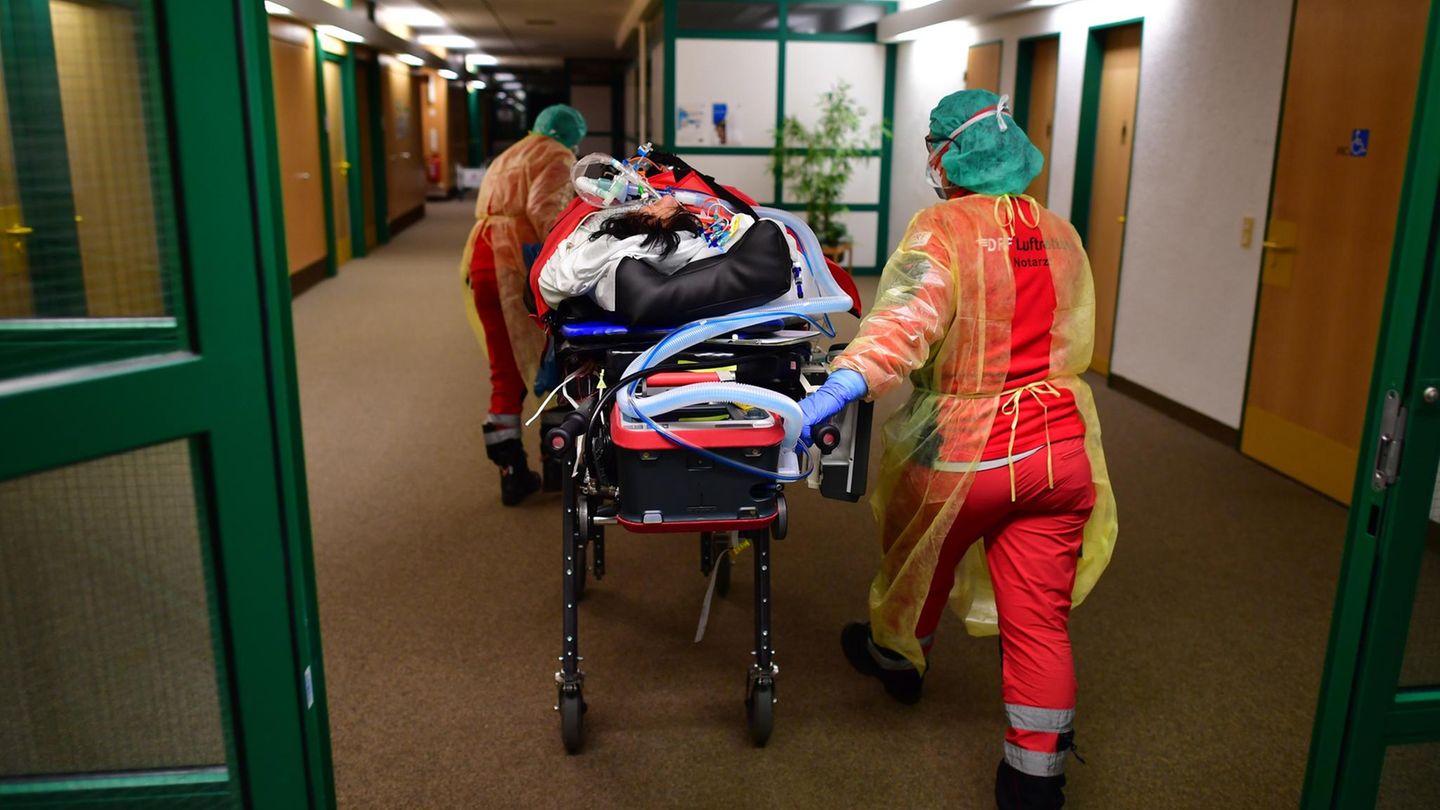 Entscheidungshilfe Entscheidungshilfe: Rettungssanitäter bringen Schwerverletzten ins Krankenhaus
