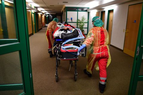 Entscheidungshilfe: Rettungssanitäter bringen Schwerverletzten ins Krankenhaus