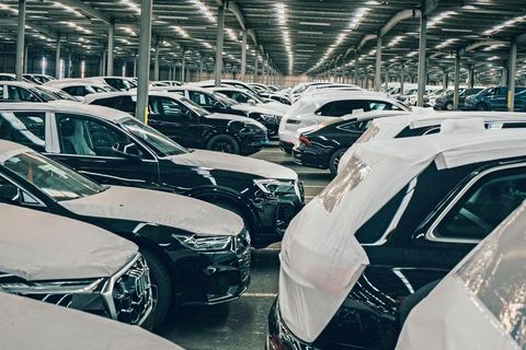 Elektroautos: In Bremerhaven warten Autos aus dem Volkswagen-Konzern auf den Export