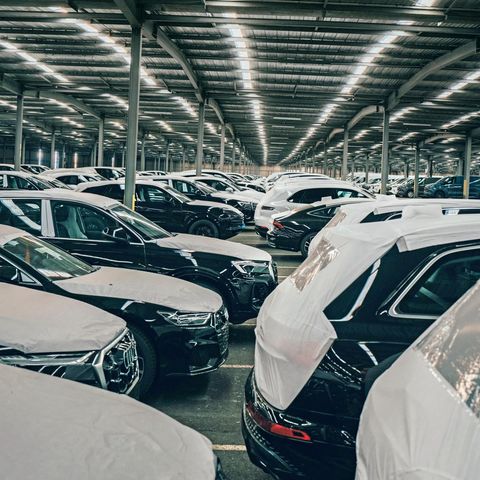Elektroautos: In Bremerhaven warten Autos aus dem Volkswagen-Konzern auf den Export