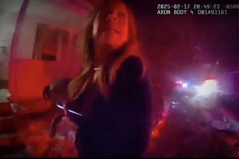 Jahrzehntelang soll eine Frau in Connecticut ihren Stiefsohn gefangen gehalten haben. Mit 32 Jahren findet er schließlich einen Weg, um zu entkommen.     