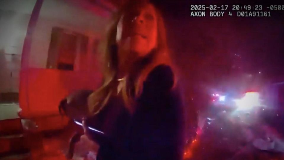 Stiefsohn nach 20 Jahren aus Horror-Haus entkommen: Wie ein Feuer ihn rettete Jahrzehntelang soll eine Frau in Connecticut ihren Stiefsohn gefangen gehalten haben. Mit 32 Jahren findet er schließlich einen Weg, um zu entkommen.