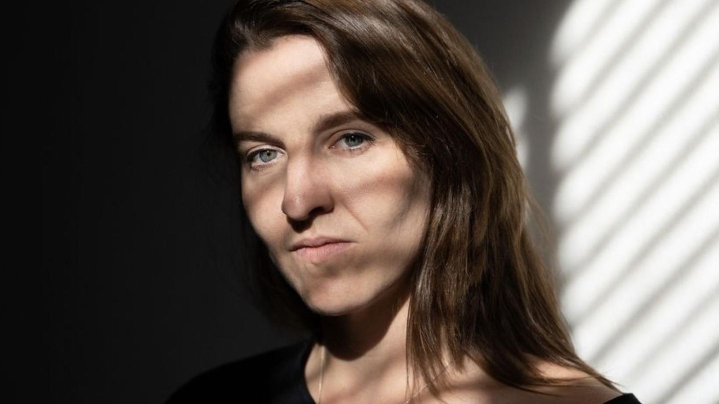 Helene Hegemann in den Schattenstreifen einer Jalousie Helene Hegemann in den Schattenstreifen einer Jalousie