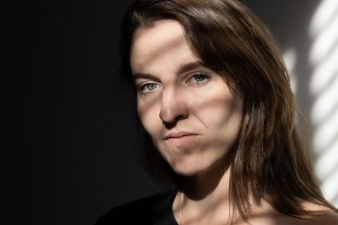Helene Hegemann in den Schattenstreifen einer Jalousie