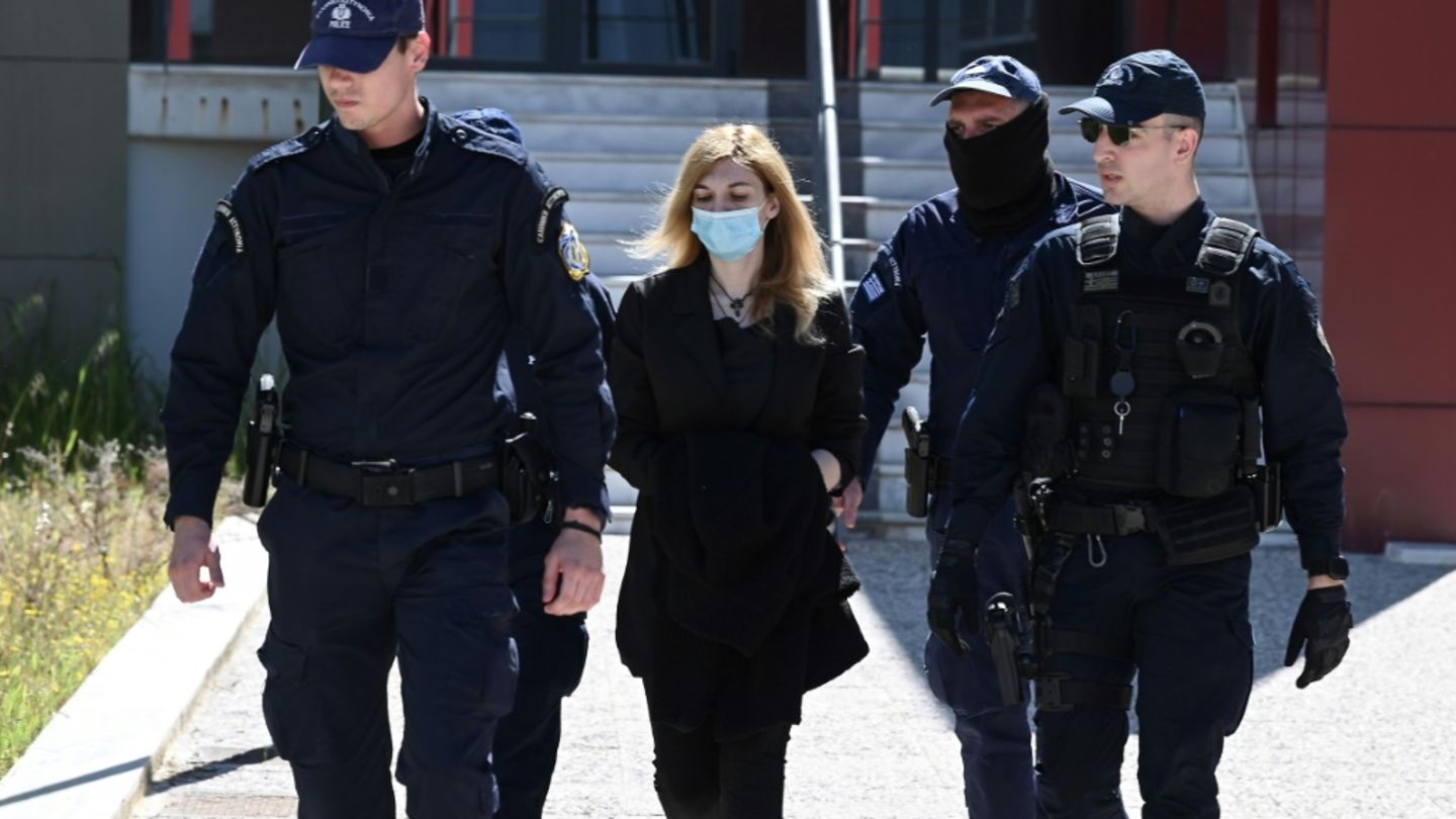Roula Pispirigou wird zum Gericht gebracht (Archivfoto)