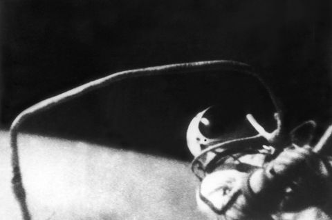 Weltraumspaziergang: Ein Mensch im Raumanzug schwebt im All, im Hintergund die Krümmung der Erde