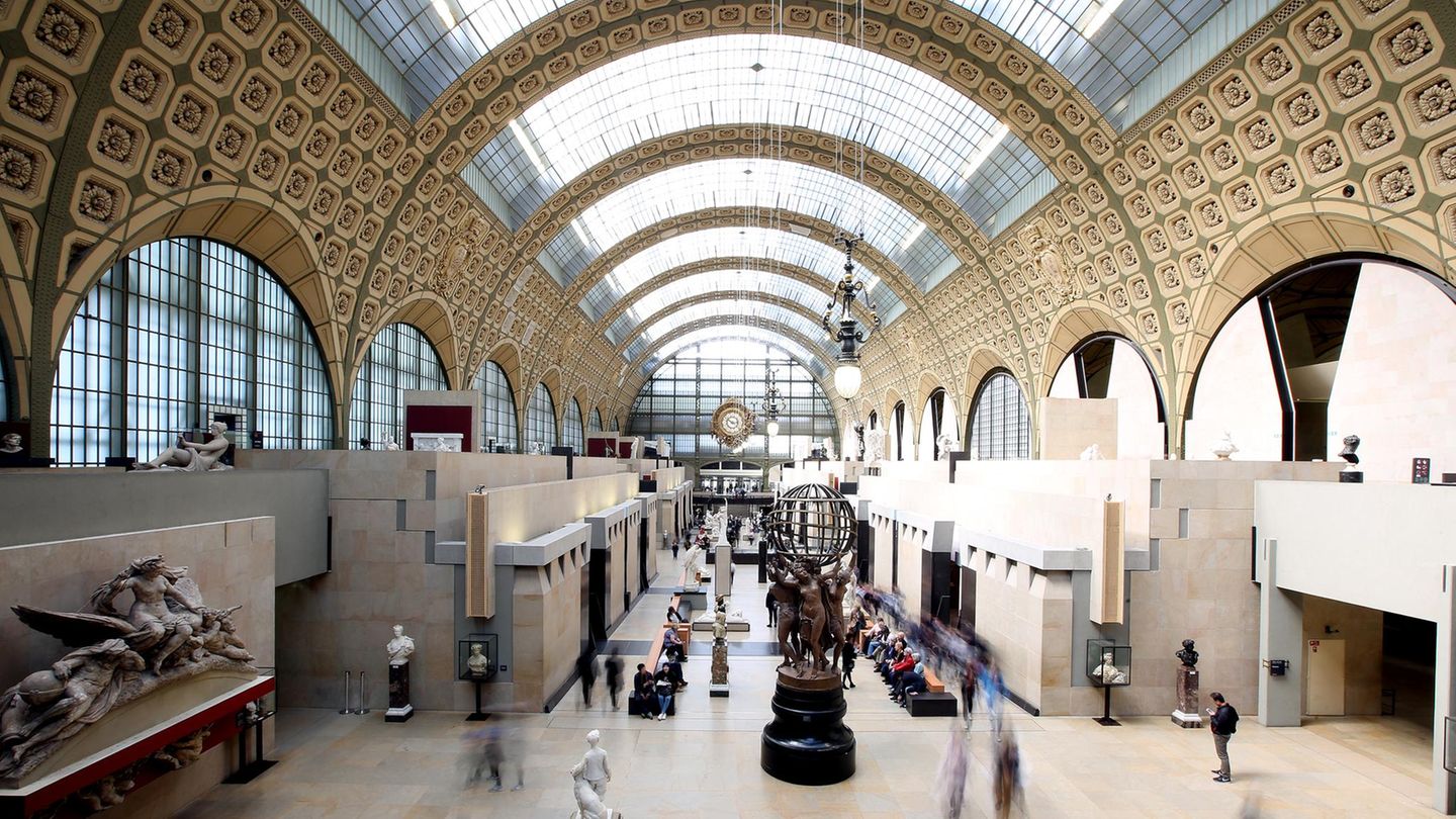 Ab ins Museum!  Innenraum des Musée d'Orsay in Paris