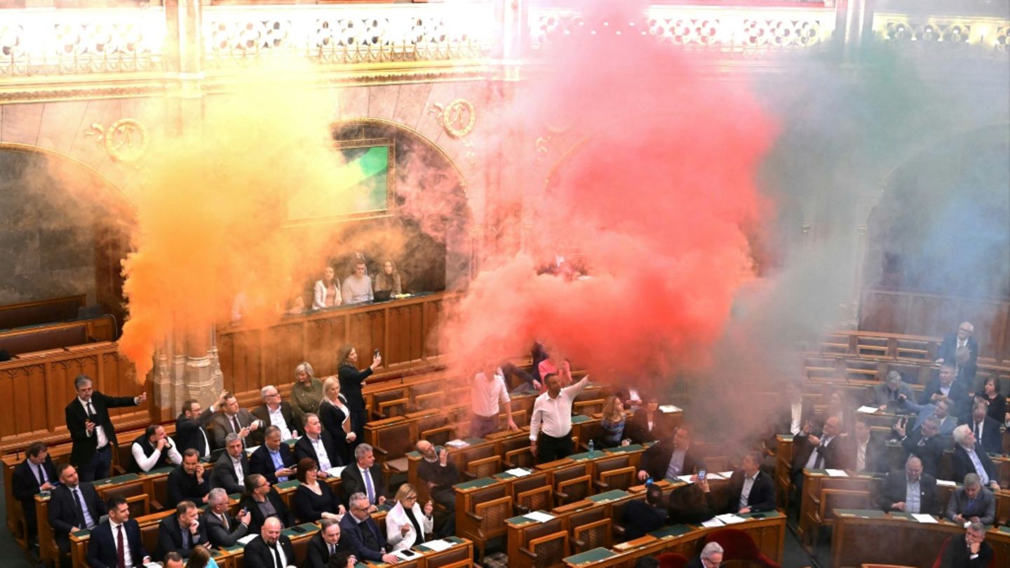 Ungarische Oppositionspolitiker zünden als Protest Leuchfackeln
