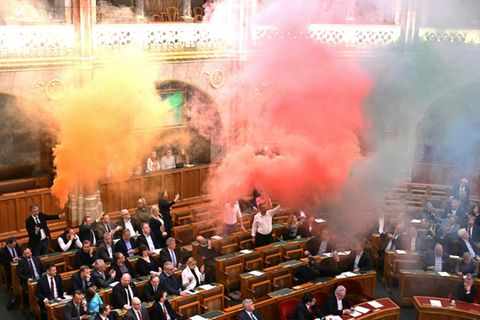 Ungarische Oppositionspolitiker zünden als Protest Leuchfackeln