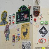 Straßenecke der "Rue de la Butte aux Cailles" mit bunten Stickern und Graffiti
