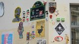 Straßenecke der "Rue de la Butte aux Cailles" mit bunten Stickern und Graffiti