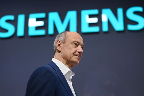 Roland Busch, Vorstandsvorsitzender der Siemens AG, geht unter dem Firmenlogo entlang