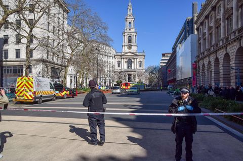 In London in der Innenstadt fährt ein Fahrzeug in eine Menschenmenge – in der Nähe Somerset House und King's College