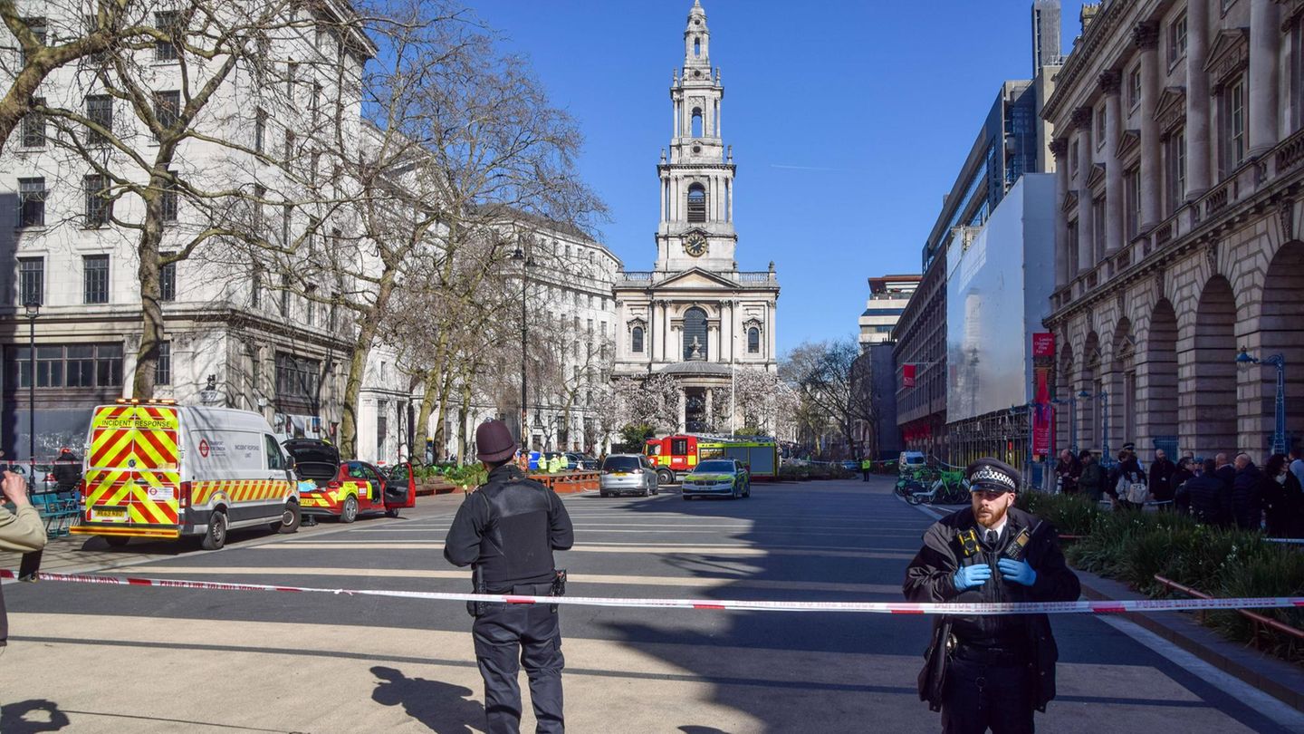 In London in der Innenstadt fährt ein Fahrzeug in eine Menschenmenge – in der Nähe Somerset House und King's College