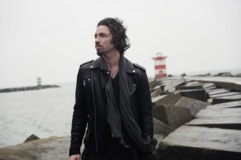 Gil Ofarim vor einem Leuchtturm in Holland