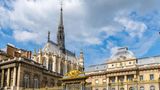 Blick auf die Sainte-Chapelle und die Tore des Gerichtsgebäudes in Paris bei Sonnenschein
