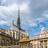 Blick auf die Sainte-Chapelle und die Tore des Gerichtsgebäudes in Paris bei Sonnenschein