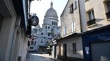 Blick auf die pariser Kirche Sacré-Coeur zwischen den Häusern einer Gasse hindurch