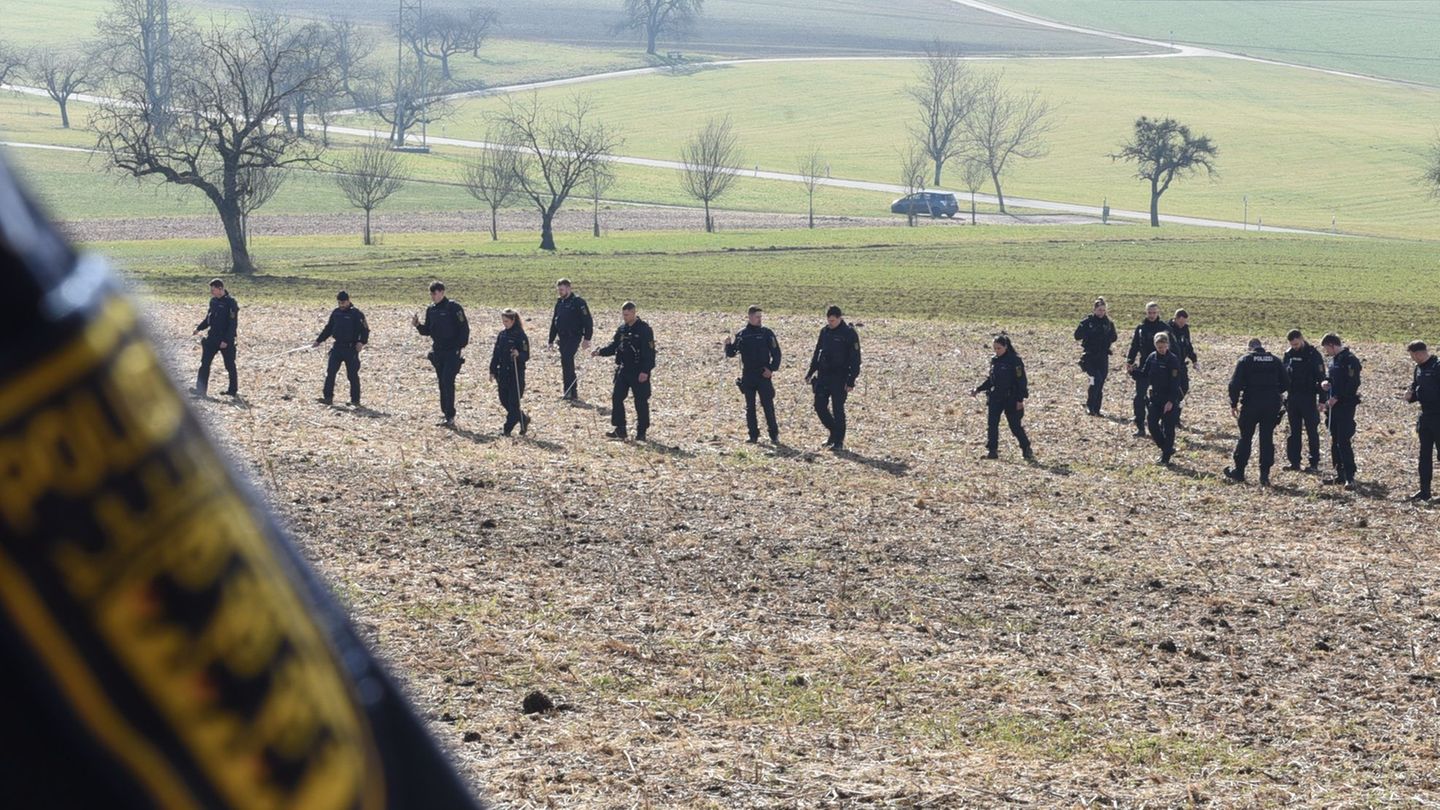 Nach dem Fund einer Babyleiche sucht die Polizei Baden-Württemberg eine Wiese im Landkreis Lörrach ab