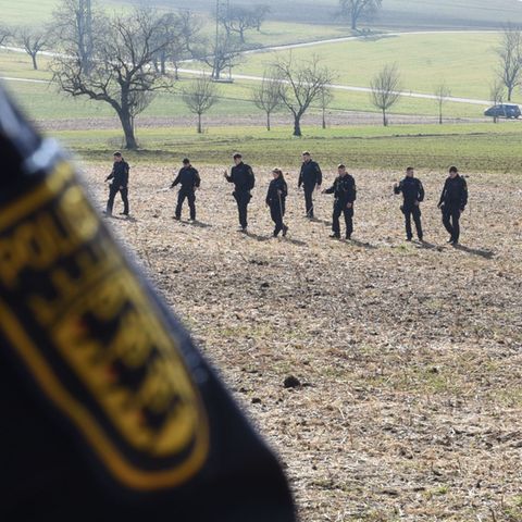 Nach dem Fund einer Babyleiche sucht die Polizei Baden-Württemberg eine Wiese im Landkreis Lörrach ab