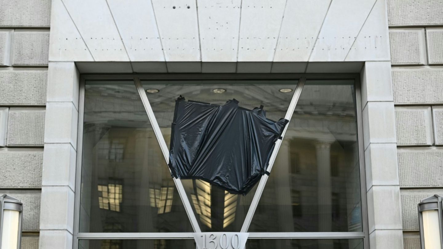 Abgedecktes Logo am USAID-Sitz in Washington