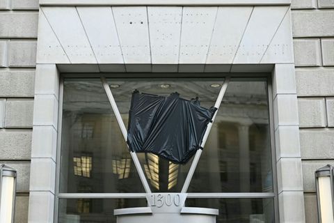 Abgedecktes Logo am USAID-Sitz in Washington