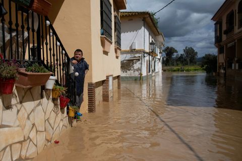 Straße in Cártama nahe Málaga steht unter Wasser