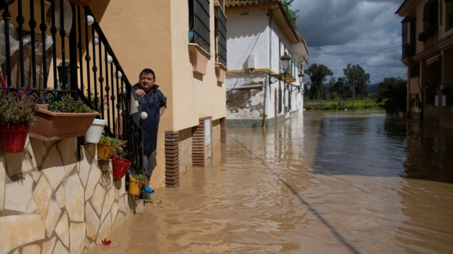 Straße in Cártama nahe Málaga steht unter Wasser