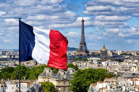 Frankreichs Flagge vor dem Eiffelturm in Paris