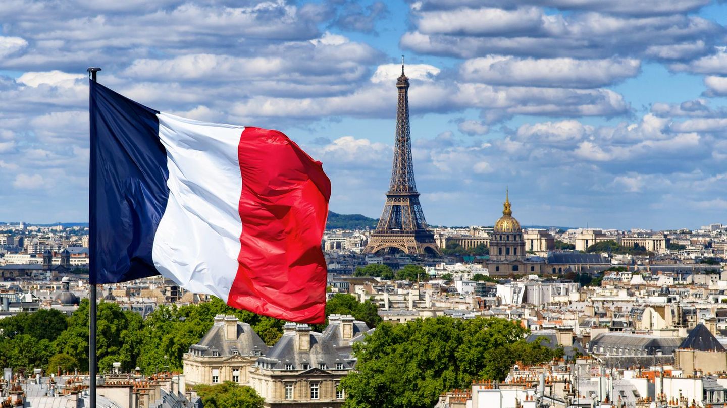 France: Citizens should get manual with survival tips