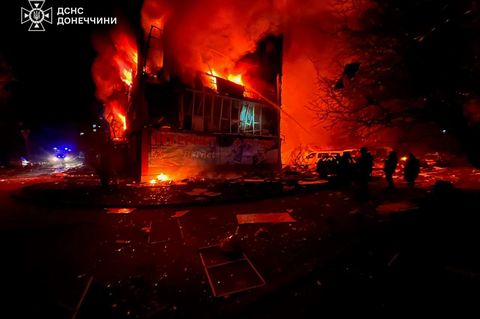 Nach einem russischen Raketenangriff in der Ukraine löschen Feuerwehrleute den Brand