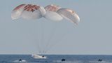 Dieses Bild zeigt den Moment, wie die SpaceX-Kapsel "Crew Dragon" sanft in den Golf von Mexiko eintaucht und vor der Küste Floridas sicher landet 