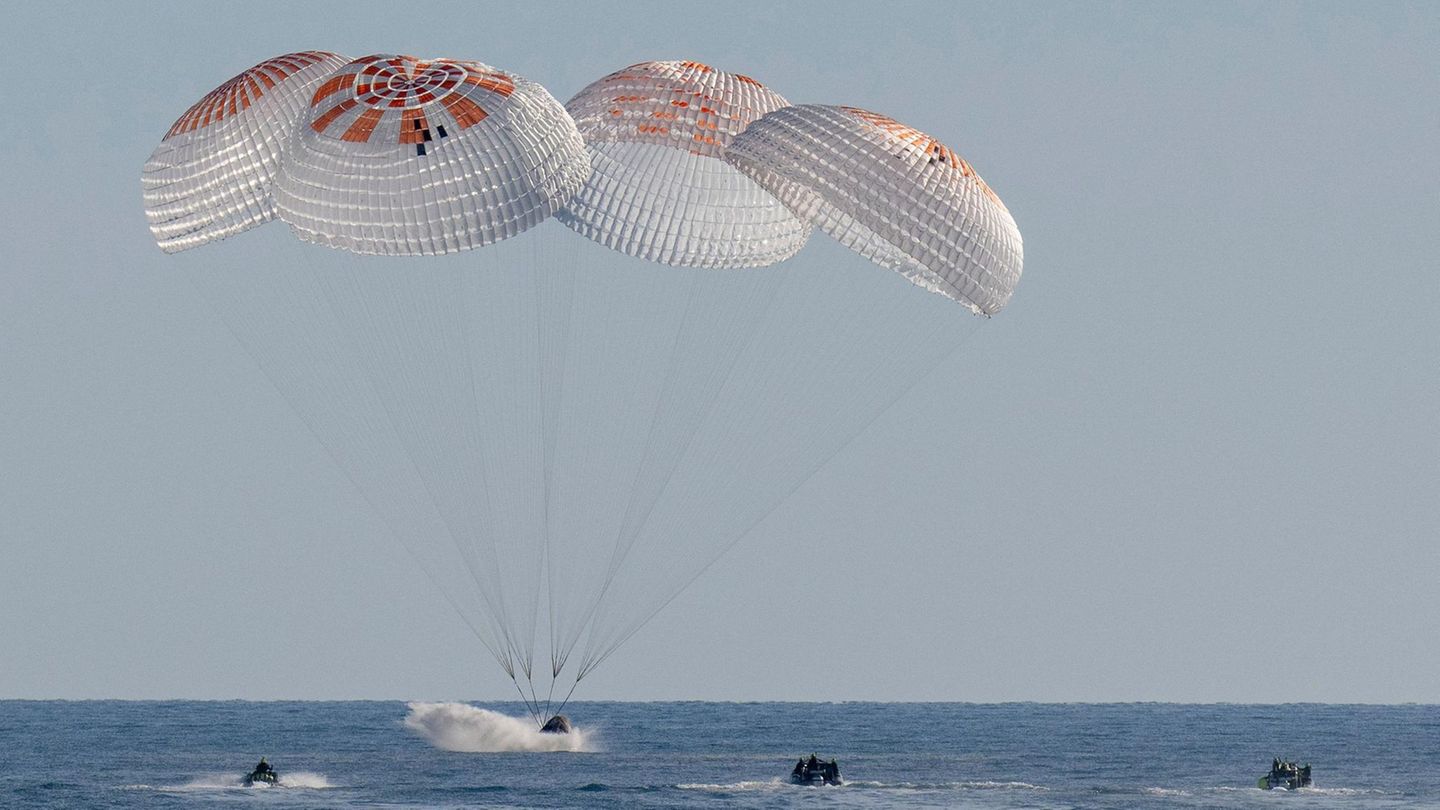 Dieses Bild zeigt den Moment, wie die SpaceX-Kapsel "Crew Dragon" sanft in den Golf von Mexiko eintaucht und vor der Küste Floridas sicher landet 