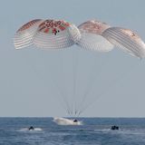 Dieses Bild zeigt den Moment, wie die SpaceX-Kapsel "Crew Dragon" sanft in den Golf von Mexiko eintaucht und vor der Küste Floridas sicher landet 