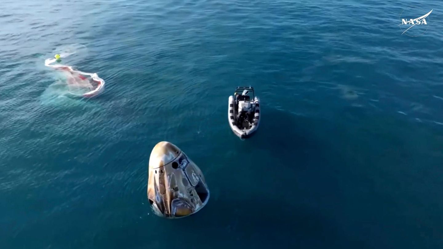 Raumfahrt: Die SpaceX-Kapsel "Crew Dragon", wie sie nach ihrer Landung sanft über dem Golf von Mexiko vor der Küste Floridas treibt. Nachdem sie aufgrund einer Raumschiff-Panne rund neun Monate länger als geplant auf der Internationalen Raumstation (ISS) verbringen mussten, sind die beiden US-Astronauten Suni Williams und Barry Wilmore endlich wieder sicher auf der Erde gelandet. Sie kehrten zusammen mit ihrem US-Kollegen Nick Hague und dem russischen Kosmonauten Alexander Gorbunow zurück Die SpaceX-Kapsel "Crew Dragon", wie sie nach ihrer Landung sanft über dem Golf von Mexiko vor der Küste Floridas treibt. Nachdem sie aufgrund einer Raumschiff-Panne rund neun Monate länger als geplant auf der Internationalen Raumstation (ISS) verbringen mussten, sind die beiden US-Astronauten Suni Williams und Barry Wilmore endlich wieder sicher auf der Erde gelandet. Sie kehrten zusammen mit ihrem US-Kollegen Nick Hague und dem russischen Kosmonauten Alexander Gorbunow zurück