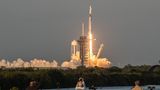 Der Start von Crew 10: Eine SpaceX Falcon 9-Rakete erhebt sich majestätisch von der Startrampe 30A am Kennedy Space Center und trägt die Astronauten zur Internationalen Raumstation