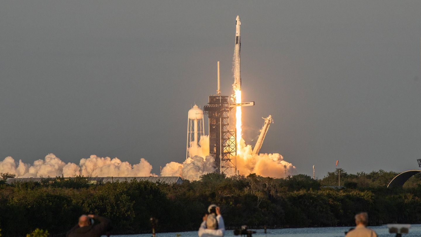 Der Start von Crew 10: Eine SpaceX Falcon 9-Rakete erhebt sich majestätisch von der Startrampe 30A am Kennedy Space Center und trägt die Astronauten zur Internationalen Raumstation