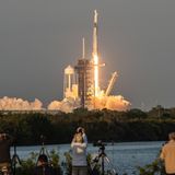 Der Start von Crew 10: Eine SpaceX Falcon 9-Rakete erhebt sich majestätisch von der Startrampe 30A am Kennedy Space Center und trägt die Astronauten zur Internationalen Raumstation