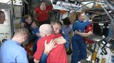 Dieses Standbild aus einem Nasa-Video fängt einen besonderen Moment ein: Astronaut Don Pettit (M, unten) umarmt seinen Kollegen Kirill Peskov, nachdem die SpaceX-Kapsel erfolgreich an die Internationale Raumstation (ISS) angedockt hat