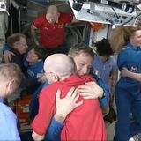 Dieses Standbild aus einem Nasa-Video fängt einen besonderen Moment ein: Astronaut Don Pettit (M, unten) umarmt seinen Kollegen Kirill Peskov, nachdem die SpaceX-Kapsel erfolgreich an die Internationale Raumstation (ISS) angedockt hat