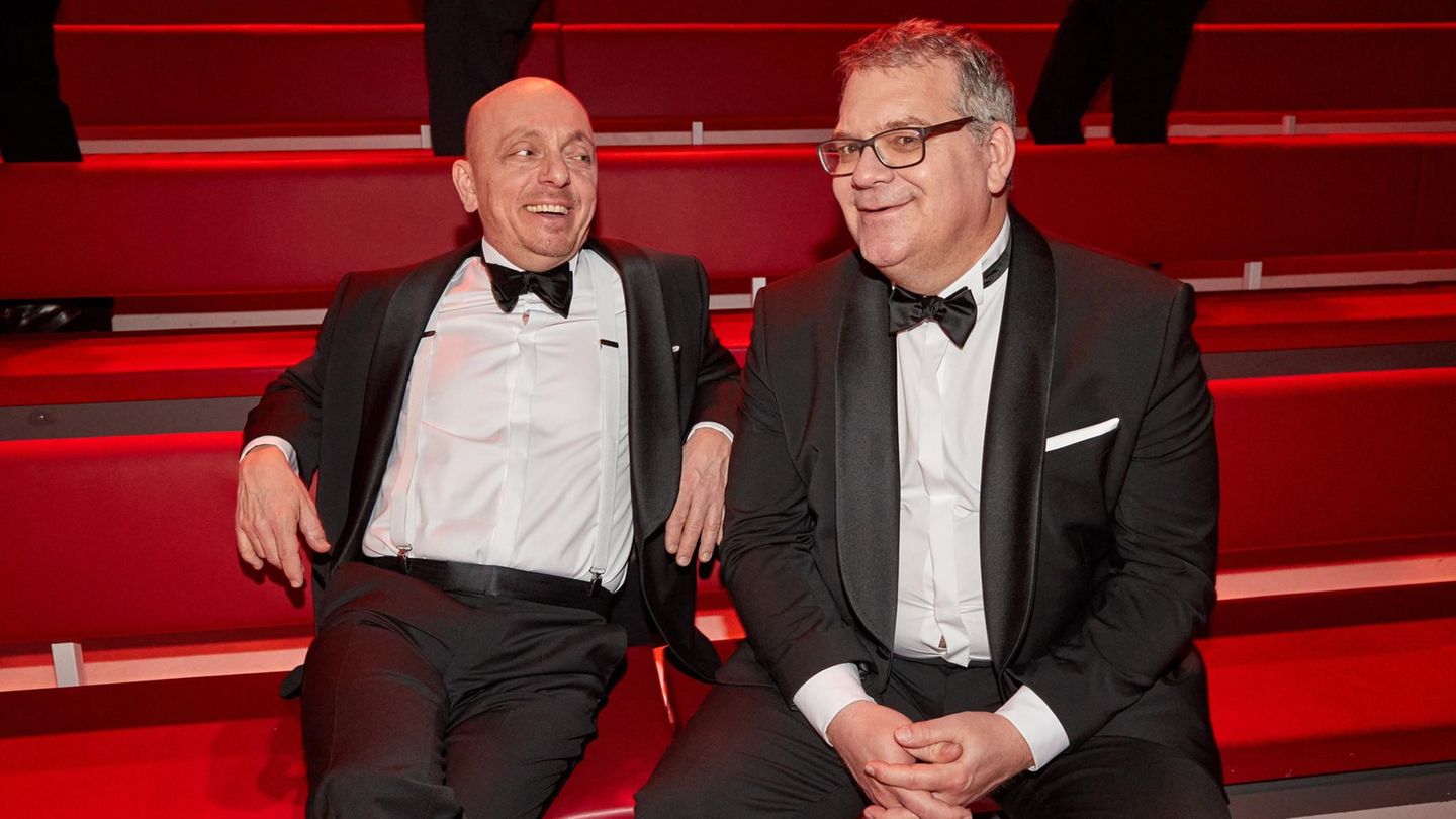 Bernhard Hoëcker (l) und Elton bei der Aufzeichnung der 1000. Folge "Wer weiß denn sowas?" im Studio Hamburg